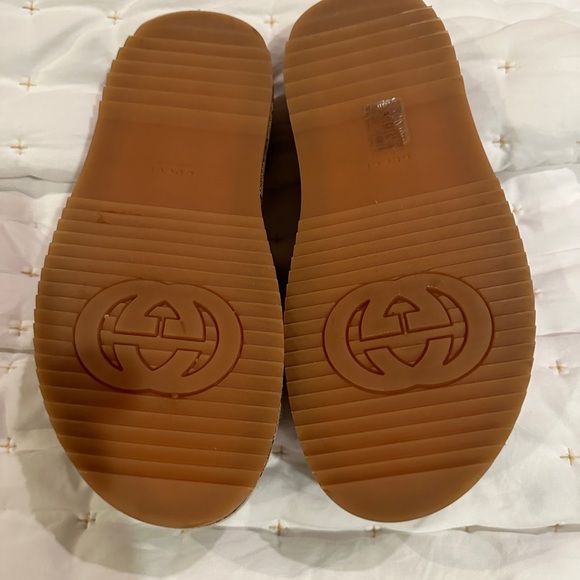 GUCCI WOMEN'S PLATFORM SLIDE never been worn. Brand new, only been tried on. - Picture 7 of 10